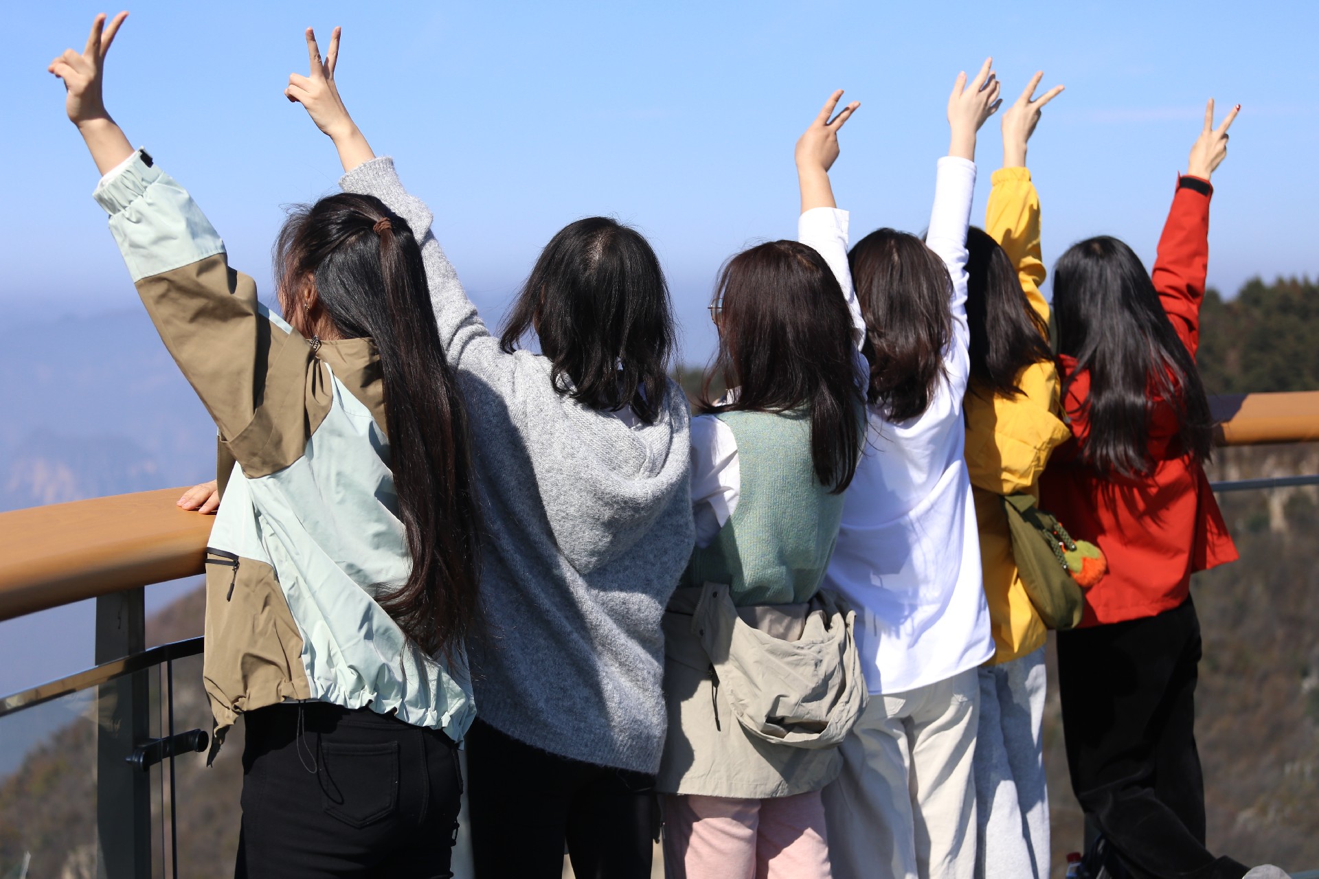 综合服务部团建合影.JPG