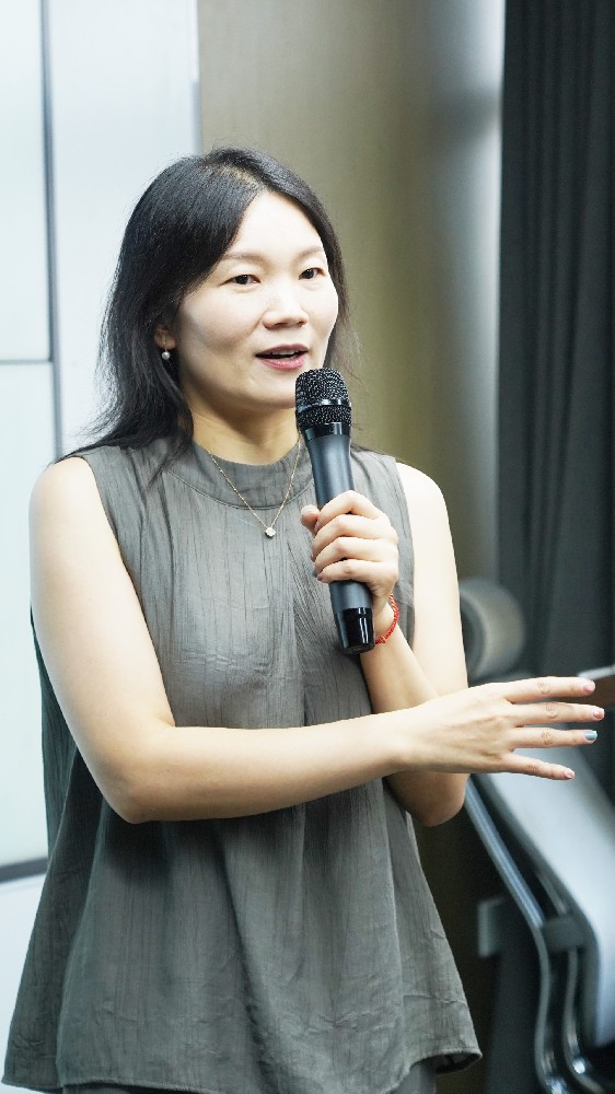 顾丽娜.JPG